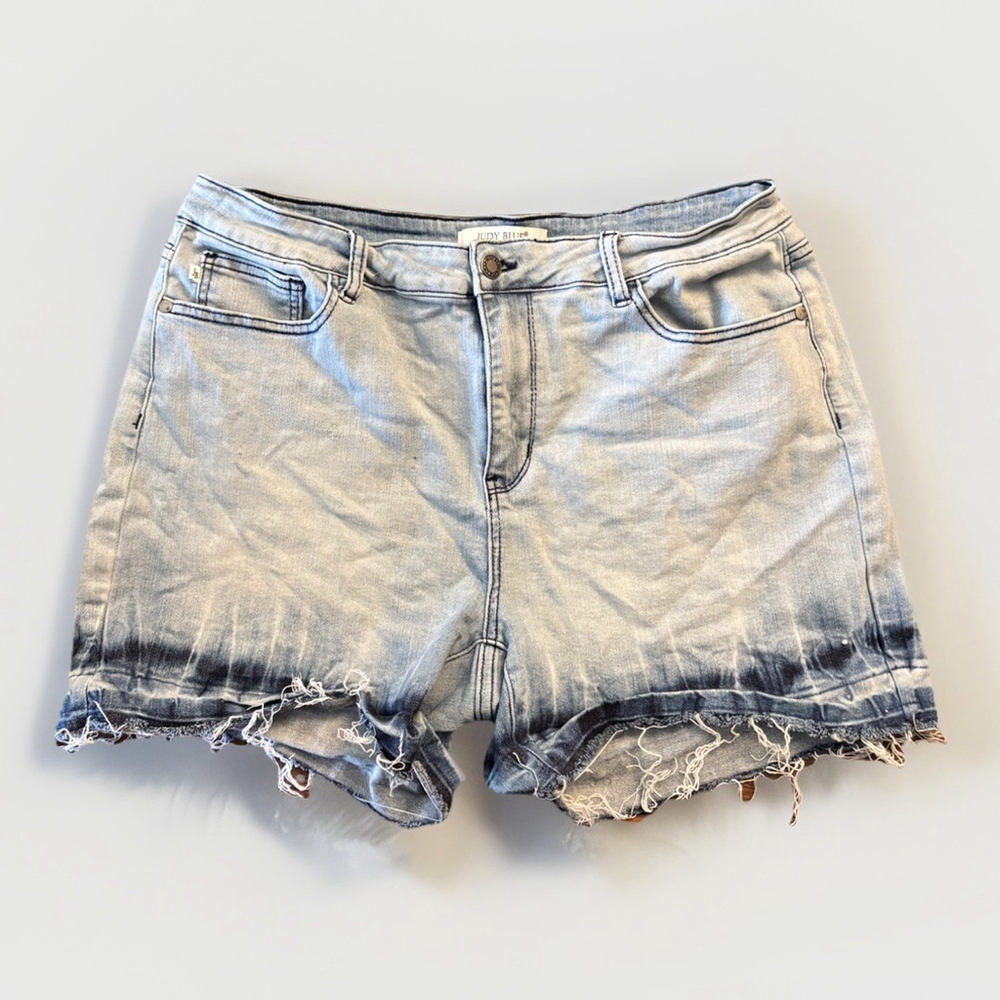 Judy Blue Women’s Denim Shorts 2XL Light Wash Raw Hem - Picture 3 of 6